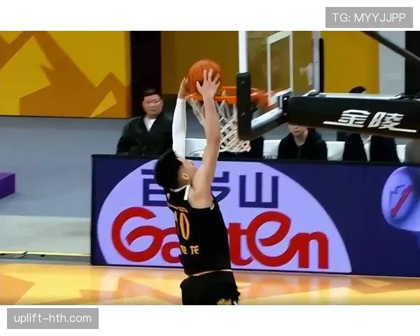 奥卡福内线篮下强攻提升球队篮板率与禁区防守稳定性 奥卡福内线篮下强攻提升球队篮板率与禁区防守稳定性